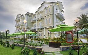Golden Bell Backpacker Hotel & Pool Bar
